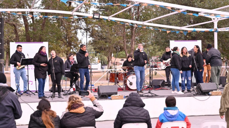 Las bandas cristianas de la provincia desafiaron el frío con un gran encuentro de música