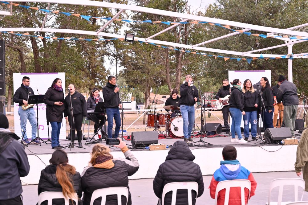 Las bandas cristianas de la provincia desafiaron el frío con un gran encuentro de música