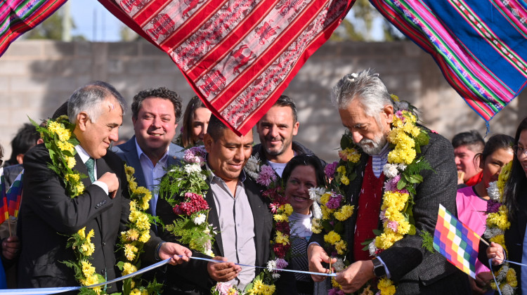 El gobernador se reunió con la colectividad boliviana y realizó importantes anuncios