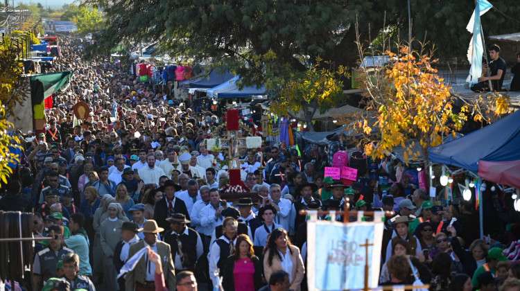 Con promesas cumplidas y esperanza, la Villa de la Quebrada vivió su multitudinaria celebración en paz