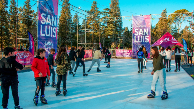 Regresa la pista de patinaje sobre hielo sintético para las familias de San Luis y los turistas