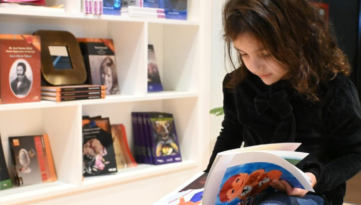 Turistas y visitantes recorren el stand de San Luis en la Feria Internacional del Libro de Buenos Aires