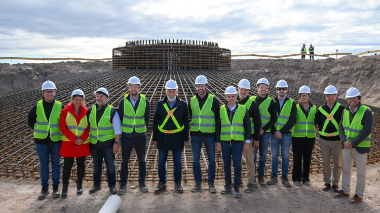 El gobernador recorrió lo que será el primer parque híbrido eólico solar del país