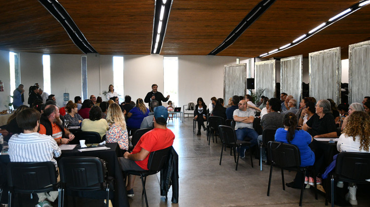 Autoridades de Producción se reunieron con emprendedores de la Feria de Productores