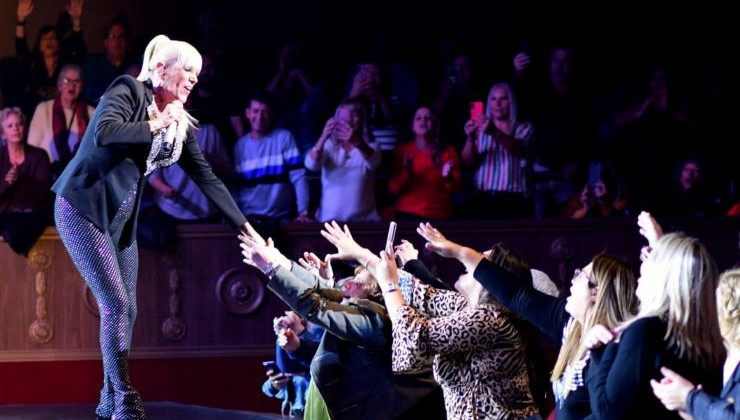 A puro brillo y emoción, Valeria Lynch deslumbró al público en el Cine Teatro San Luis