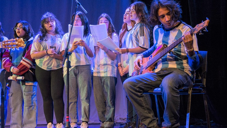 La Escuela “Nicolás Antonio de San Luis” deslumbró con una producción artística por los 40 años de democracia