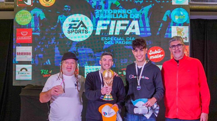 Los padres festejaron su día con un Torneo de FIFA en La Pedrera