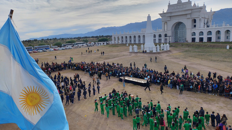 Alumnos de La Punta realizaron su compromiso con nuestra insignia patria en la réplica del Cabildo