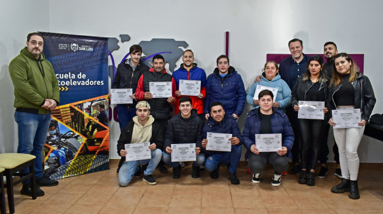 Nuevos egresados de la Escuela de Autoelevadores 