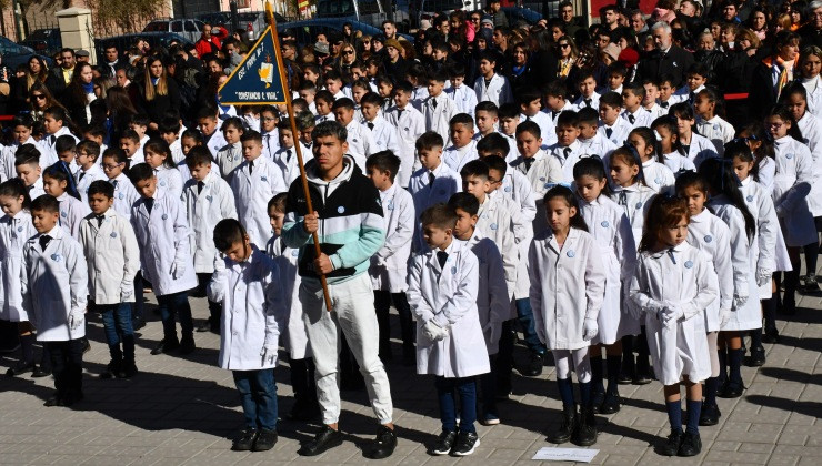 Estudiantes de cuatro escuelas prometieron lealtad a la Bandera