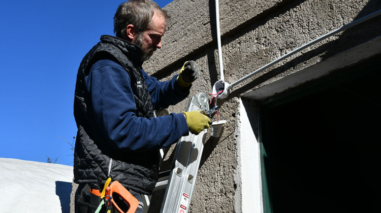 Pobladores del paraje “Los Comederos” recibieron un equipo de energía solar