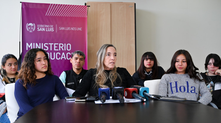 San Luis será la primera provincia en entregar dispositivos tecnológicos a todos los estudiantes de nivel obligatorio