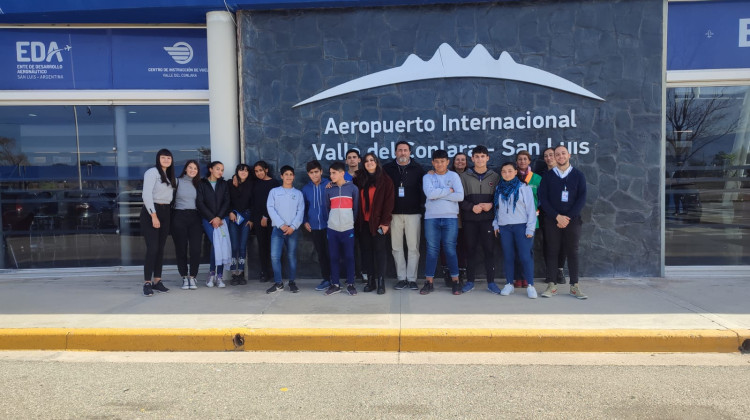 Cuatro escuelas rurales de San Luis disfrutaron de una jornada de alto vuelo en el Aeropuerto Internacional Valle del Conlara 