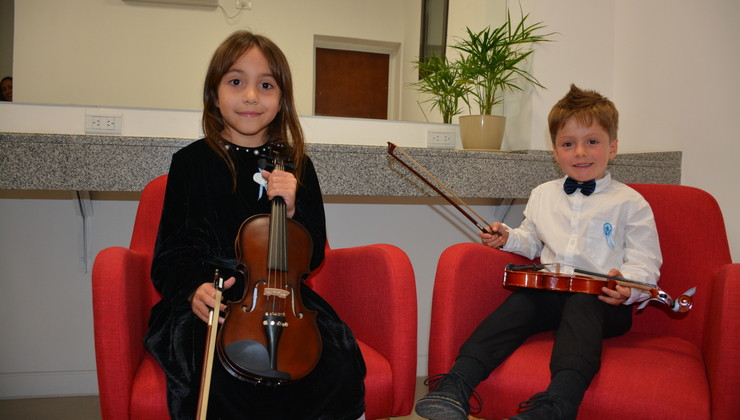 Felipe y Bianca: dos pequeños prodigios del violín que emocionaron al público en el Cine Teatro