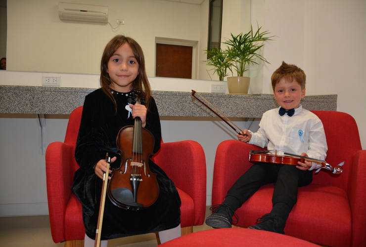 Felipe y Bianca: dos pequeños prodigios del violín que emocionaron al público en el Cine Teatro