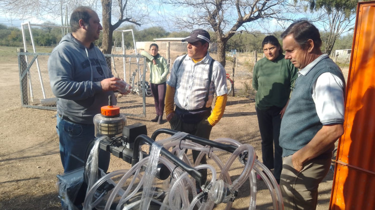 Capacitaron a productores caprinos en el uso de ordeñadoras