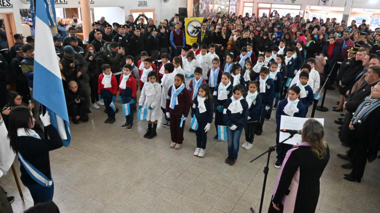 Estudiantes del interior provincial prometieron lealtad a la Bandera Argentina en Los Manantiales
