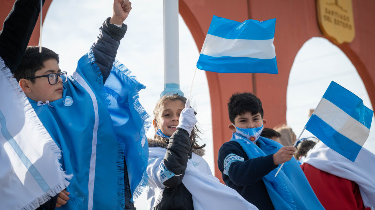 El acto de la Promesa a la Bandera se hará en el Salón Municipal de Los Manantiales