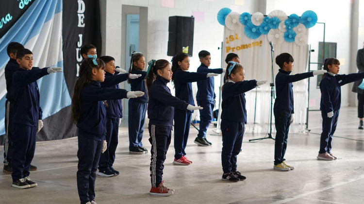 Escuela Generativa “María Eva Duarte de Perón”: estudiantes prometieron lealtad a la bandera 