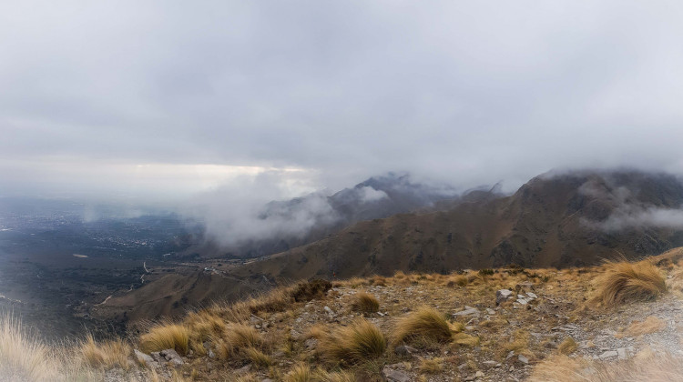 La semana continúa muy fría, con cielo mayormente nublado y precipitaciones aisladas