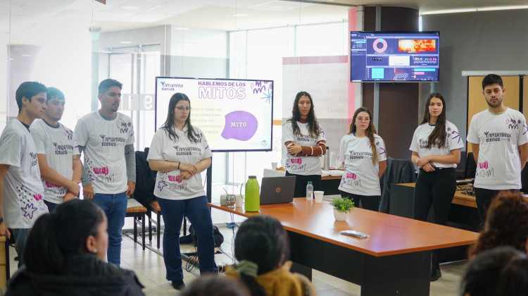 “Psico session”: jóvenes capacitan a operadores del Centro de Emergencias 911