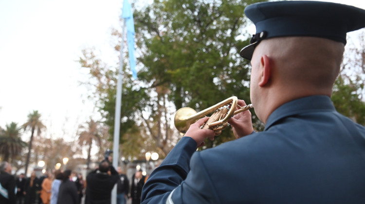 Las celebraciones por el Día de la Independencia comenzaron con el izamiento de la Bandera