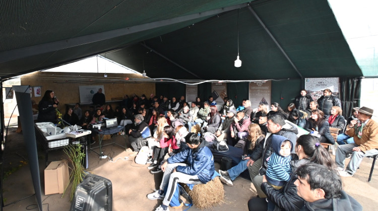 San Luis Agua brindó un taller de poda, injerto y manejo de rosales