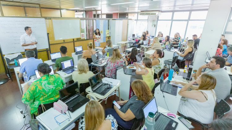 Miles de adultos eligen terminar el secundario en las Escuelas Públicas Digitales