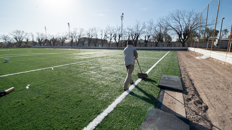 Importantes mejoras para clubes de fútbol: San Martín y Sportivo Pringles ya comenzaron las obras