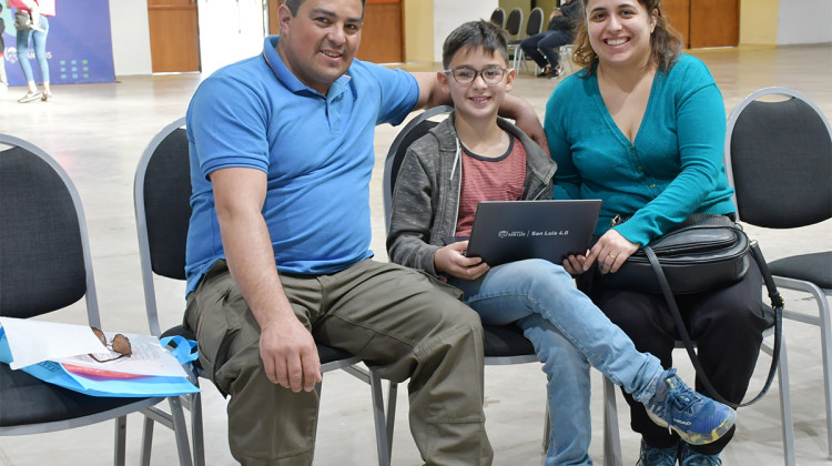 “Entregar computadoras a los chicos les permite acercarse a la tecnología e ir aprendiendo las herramientas para su futuro”