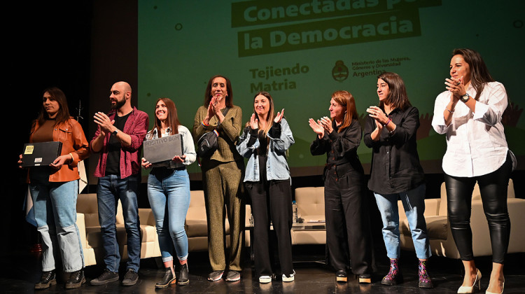 Promotoras territoriales de género y diversidad de San Luis recibieron sus tablets