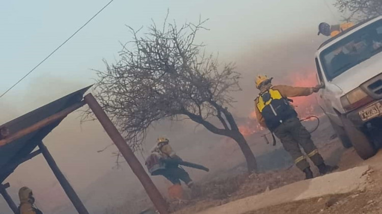 Continúan con los trabajos para controlar el incendio en la zona de Río Grande