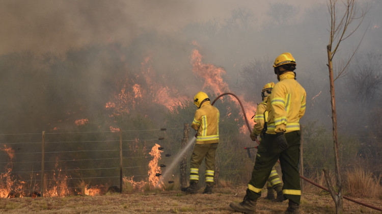 Más de 150 personas trabajan para controlar los incendios