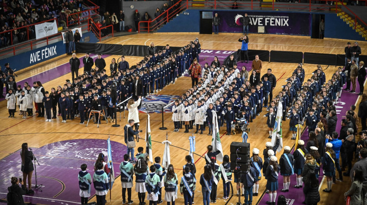 En vísperas del aniversario de San Luis, estudiantes de 4º grado realizaron su promesa a la bandera