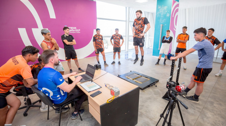 El plantel de fútbol de Deportivo La Punta buscó certezas en el laboratorio de biomecánica