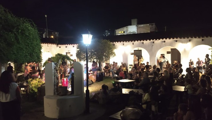 Feria, música en vivo y cine en La Casa del Poeta