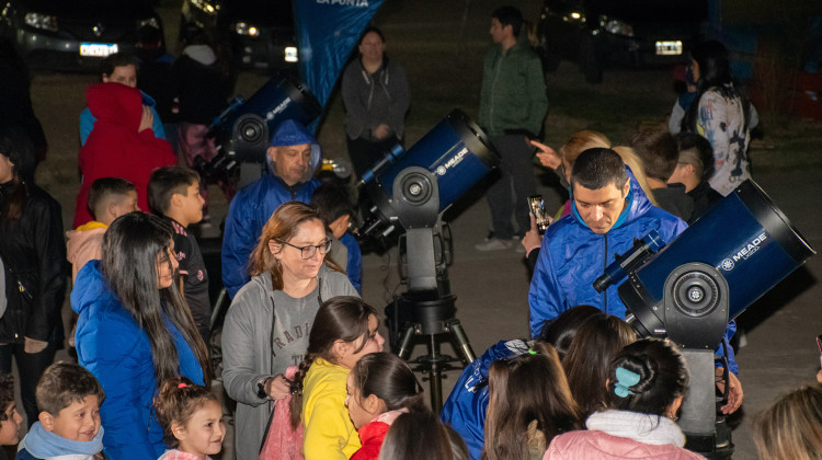 Alumnos de la “Luis B. Lusquiños” disfrutaron de una piyamada astronómica