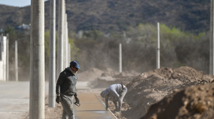 Infraestructura en servicios: avanzan las obras en los barrios Malvinas y 70 Viviendas