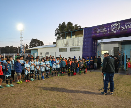 Más obras para clubes: Unión San Luis inauguró un moderno sistema de iluminación