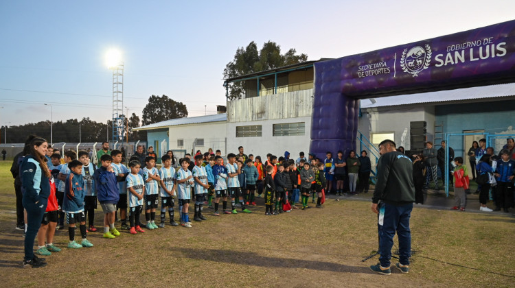 Más obras para clubes: Unión San Luis inauguró un moderno sistema de iluminación