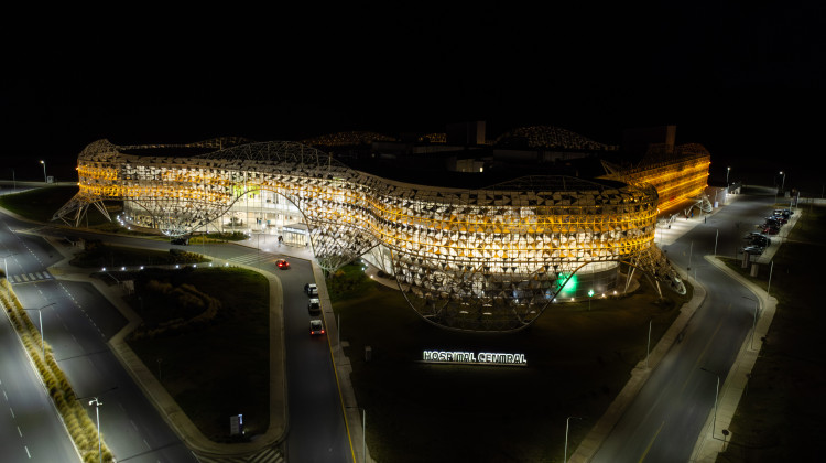 El Hospital Central “Dr. Ramón Carrillo” se iluminó para visibilizar el Día Mundial para la Prevención del Suicidio