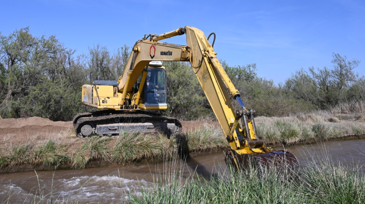 San Luis Agua trabaja en la limpieza del canal en paralelo a la Ruta Nacional 7