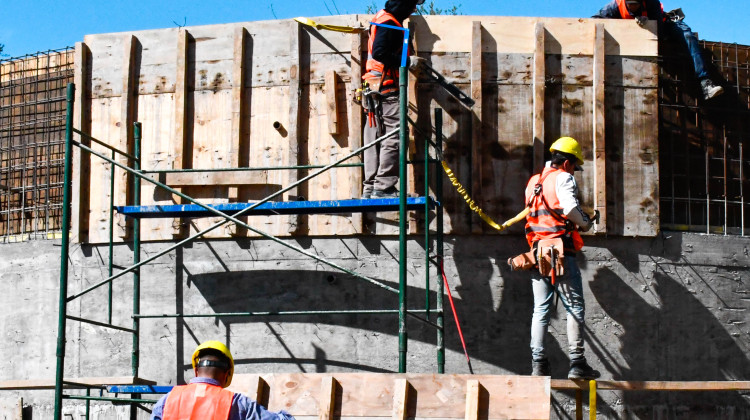 Trabajan en la ampliación de red cloacal y la planta de tratamiento de efluentes de Quines