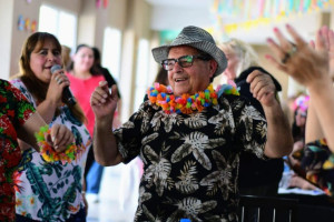 En víspera de la primavera: más de 150 adultos mayores disfrutaron en el Puente Blanco
