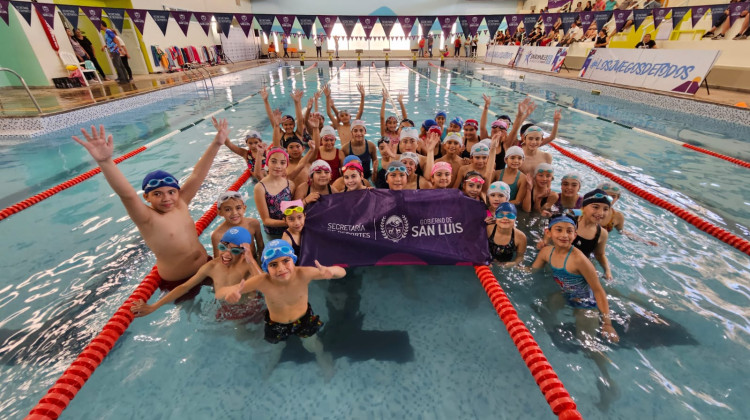 Más de 100 niñas y niños participaron del encuentro de natación en Concarán