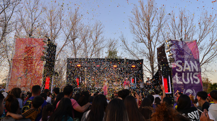 La juventud de Villa Mercedes colmó el predio de “El Lago” para festejar su fecha