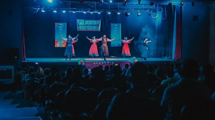 La academia de folclore Herencias Norteñas realizó el séptimo encuentro de danzas folclóricas en el Teatro del Molino Fénix