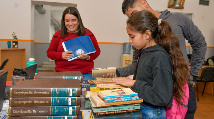 En 4 horas el Instituto de Idiomas regaló más de 100 libros escritos en inglés
