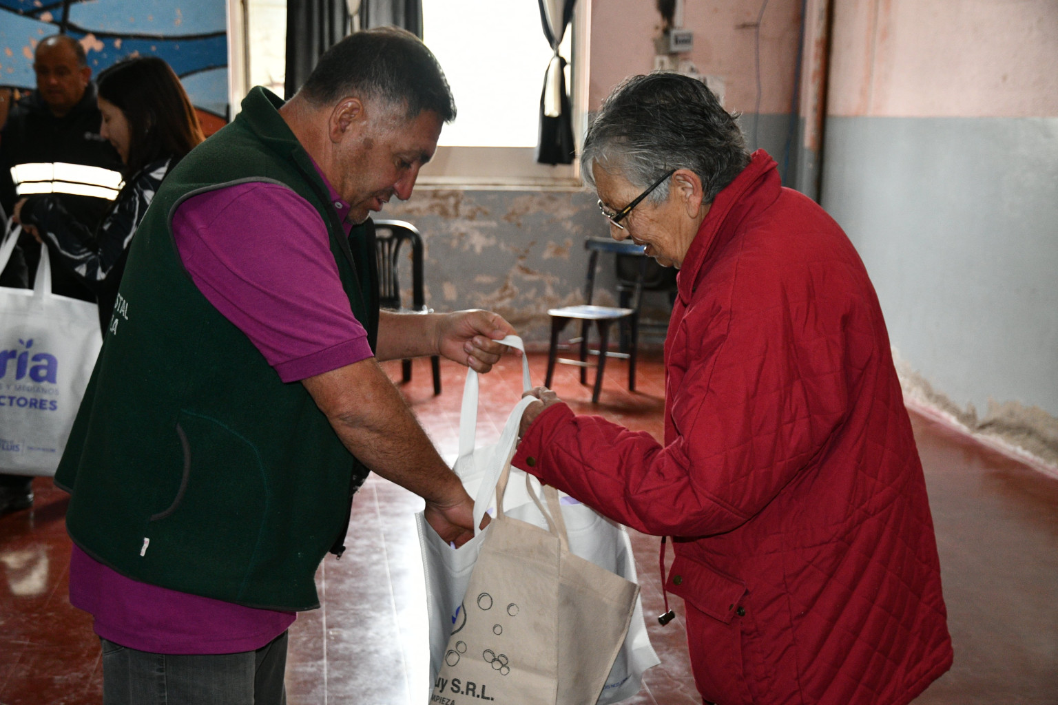 Entregaron una nueva tanda de kits para huertas frutihort&iacute;colas en el interior provincial