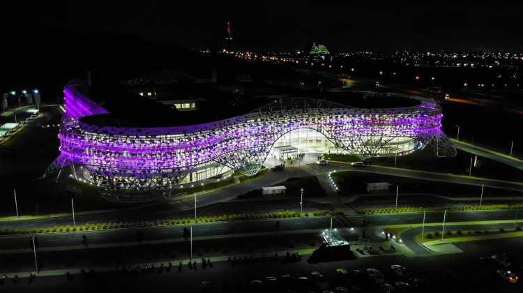 El Hospital Central se iluminó de rosa por el Día Internacional de Lucha contra el Cáncer de Mama